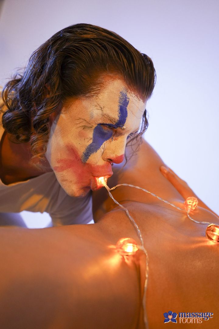 Joker gives wonder woman a massage