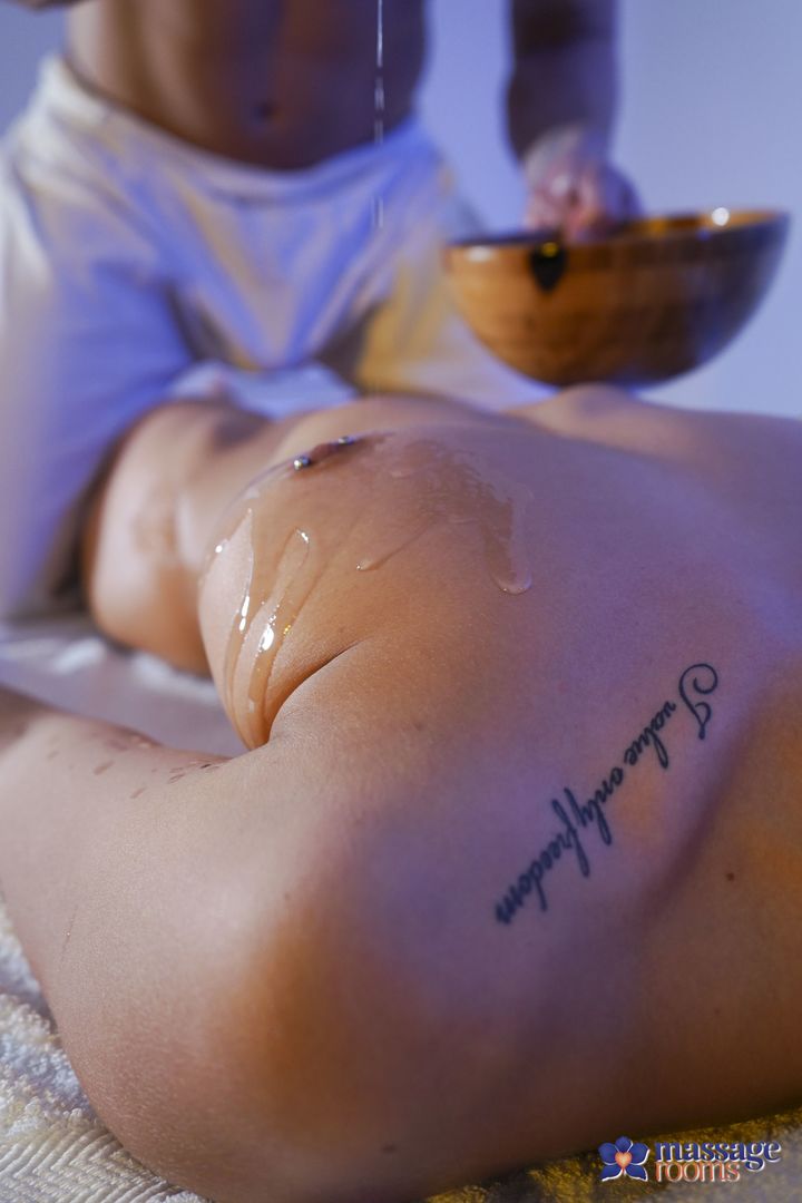 Masseur milked by sexy Russian