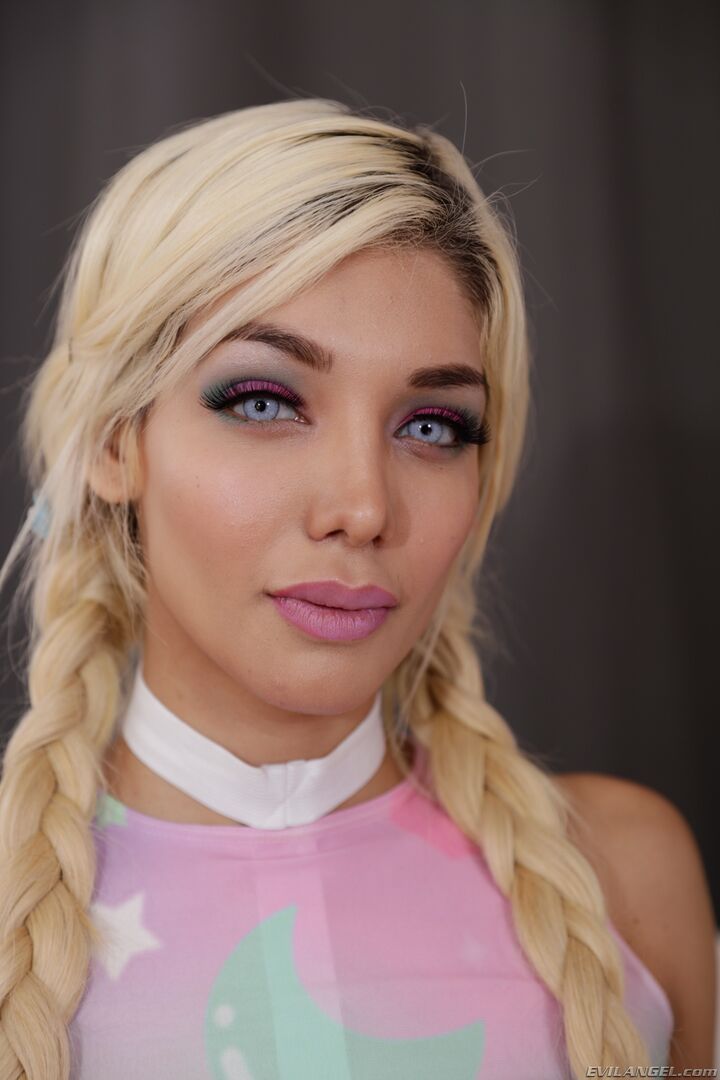 SOCIAL MEDIA SLUT'S DOMINANT DICK-DOWN