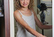 HORNY HOUSEWIFE ENJOYS SHOWERING AND MASTURBATING HER PUSSY AT THE SAME TIME