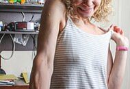 HORNY HOUSEWIFE ENJOYS SHOWERING AND MASTURBATING HER PUSSY AT THE SAME TIME