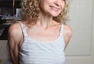 HORNY HOUSEWIFE ENJOYS SHOWERING AND MASTURBATING HER PUSSY AT THE SAME TIME