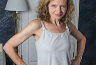 HORNY HOUSEWIFE ENJOYS SHOWERING AND MASTURBATING HER PUSSY AT THE SAME TIME