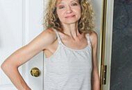 HORNY HOUSEWIFE ENJOYS SHOWERING AND MASTURBATING HER PUSSY AT THE SAME TIME