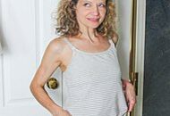 HORNY HOUSEWIFE ENJOYS SHOWERING AND MASTURBATING HER PUSSY AT THE SAME TIME