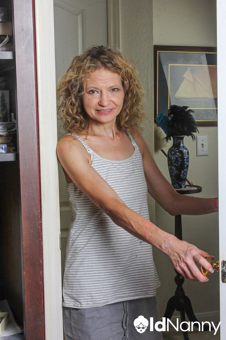 HORNY HOUSEWIFE ENJOYS SHOWERING AND MASTURBATING HER PUSSY AT THE SAME TIME