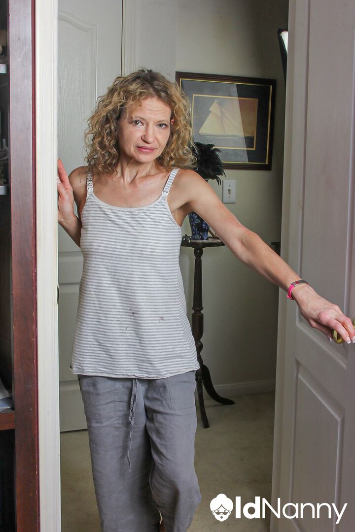 HORNY HOUSEWIFE ENJOYS SHOWERING AND MASTURBATING HER PUSSY AT THE SAME TIME