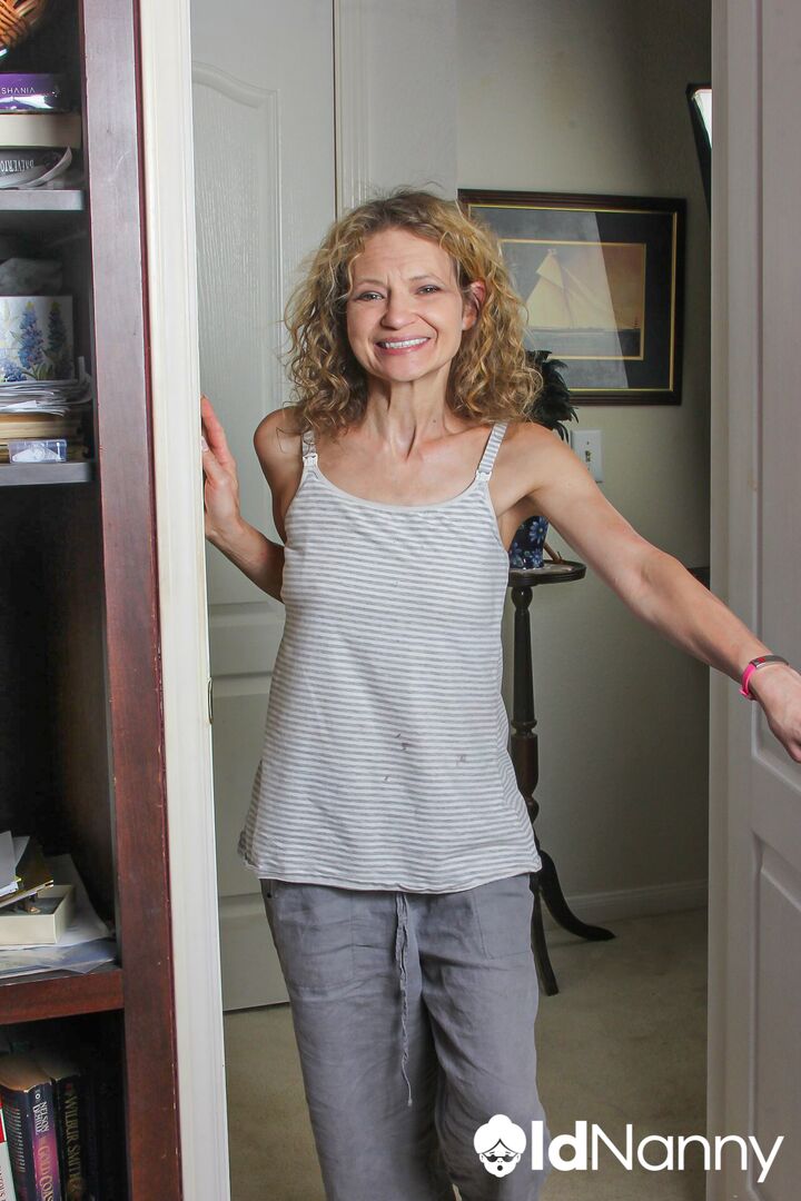 HORNY HOUSEWIFE ENJOYS SHOWERING AND MASTURBATING HER PUSSY AT THE SAME TIME