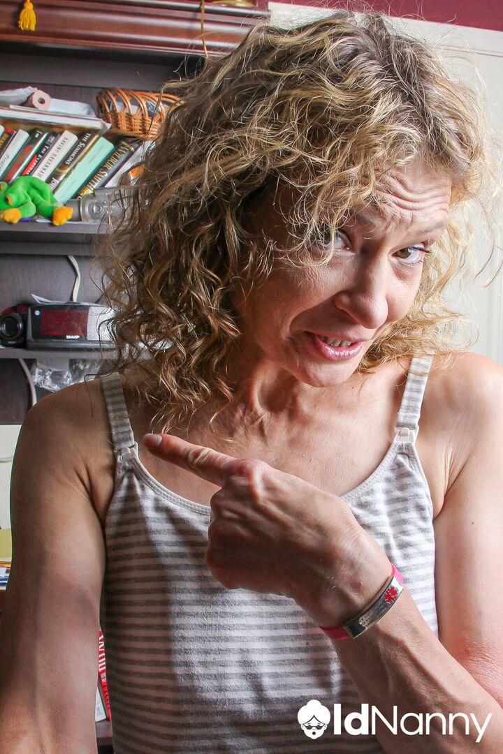 HORNY HOUSEWIFE ENJOYS SHOWERING AND MASTURBATING HER PUSSY AT THE SAME TIME