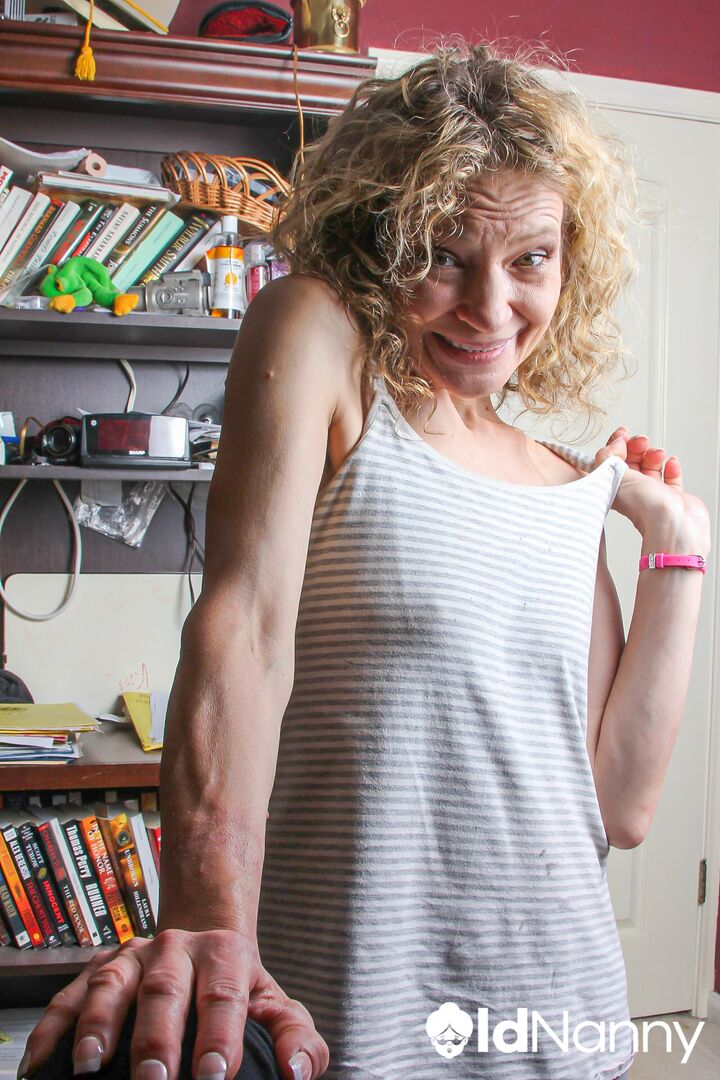 HORNY HOUSEWIFE ENJOYS SHOWERING AND MASTURBATING HER PUSSY AT THE SAME TIME