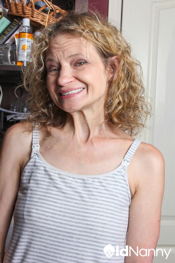 HORNY HOUSEWIFE ENJOYS SHOWERING AND MASTURBATING HER PUSSY AT THE SAME TIME