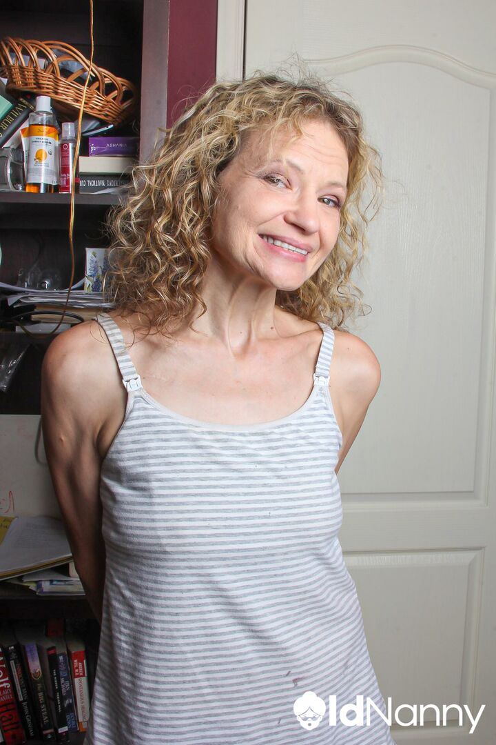 HORNY HOUSEWIFE ENJOYS SHOWERING AND MASTURBATING HER PUSSY AT THE SAME TIME