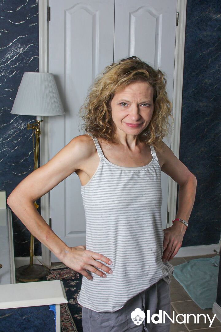 HORNY HOUSEWIFE ENJOYS SHOWERING AND MASTURBATING HER PUSSY AT THE SAME TIME