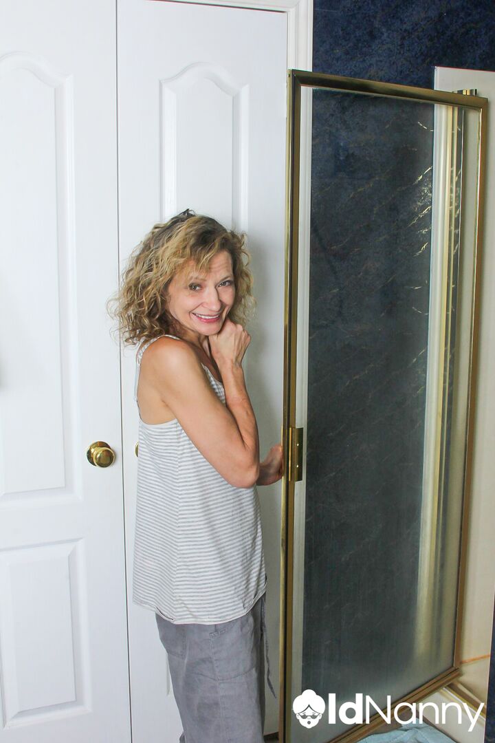 HORNY HOUSEWIFE ENJOYS SHOWERING AND MASTURBATING HER PUSSY AT THE SAME TIME