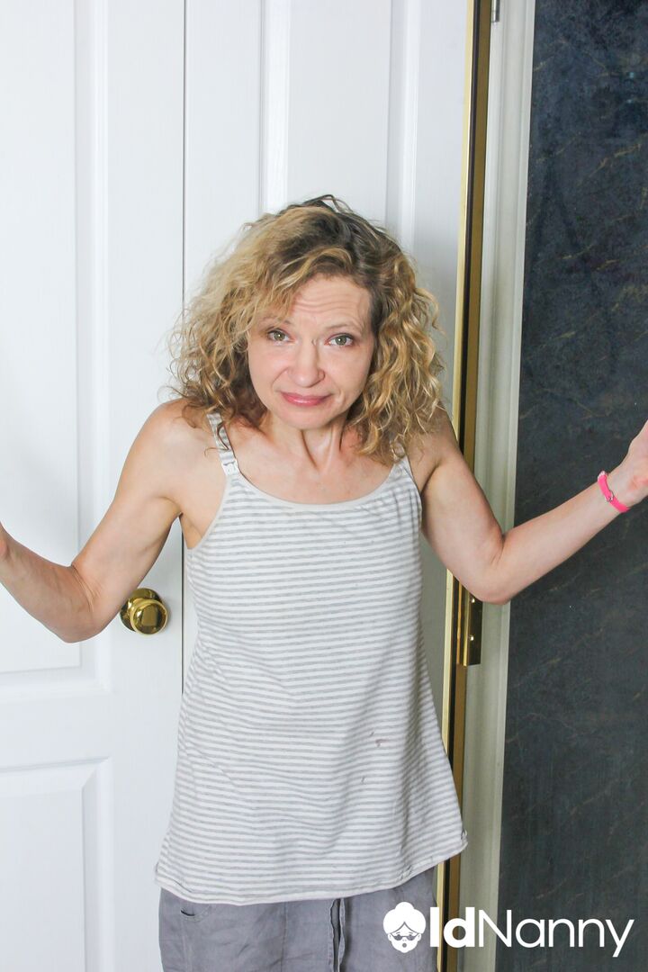 HORNY HOUSEWIFE ENJOYS SHOWERING AND MASTURBATING HER PUSSY AT THE SAME TIME