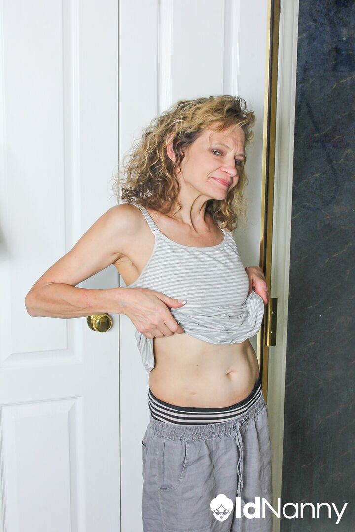 HORNY HOUSEWIFE ENJOYS SHOWERING AND MASTURBATING HER PUSSY AT THE SAME TIME