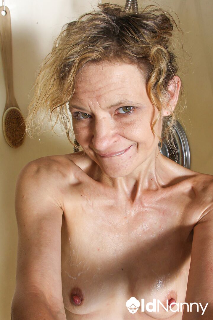 HORNY HOUSEWIFE ENJOYS SHOWERING AND MASTURBATING HER PUSSY AT THE SAME TIME