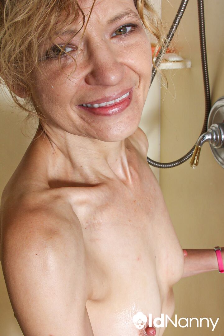 HORNY HOUSEWIFE ENJOYS SHOWERING AND MASTURBATING HER PUSSY AT THE SAME TIME