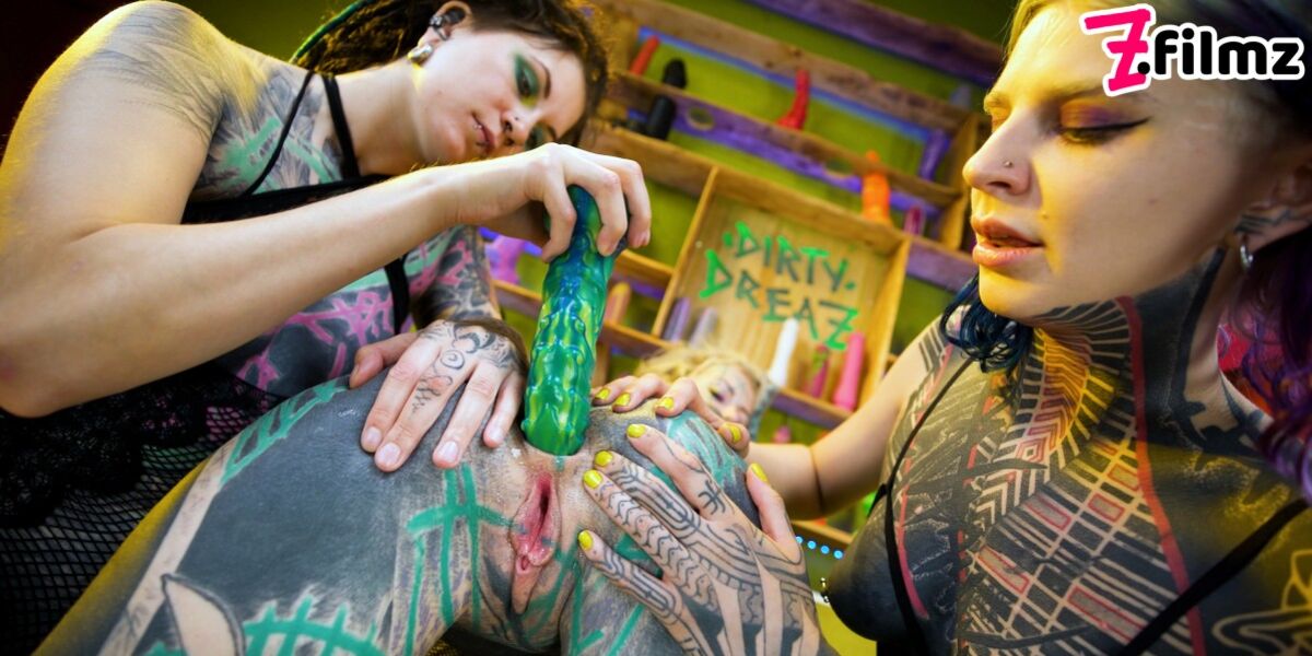 Anuskatzz And Serpienta Get Their Holes Gaped With Big Toys And Illuz's Help