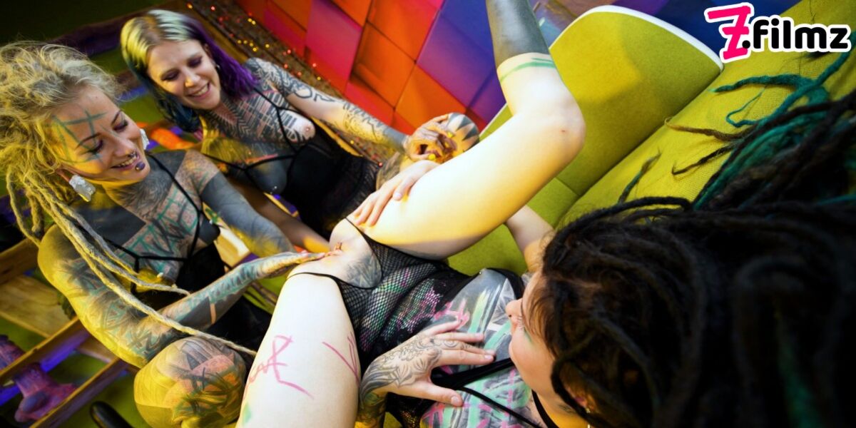Anuskatzz And Serpienta Get Their Holes Gaped With Big Toys And Illuz's Help