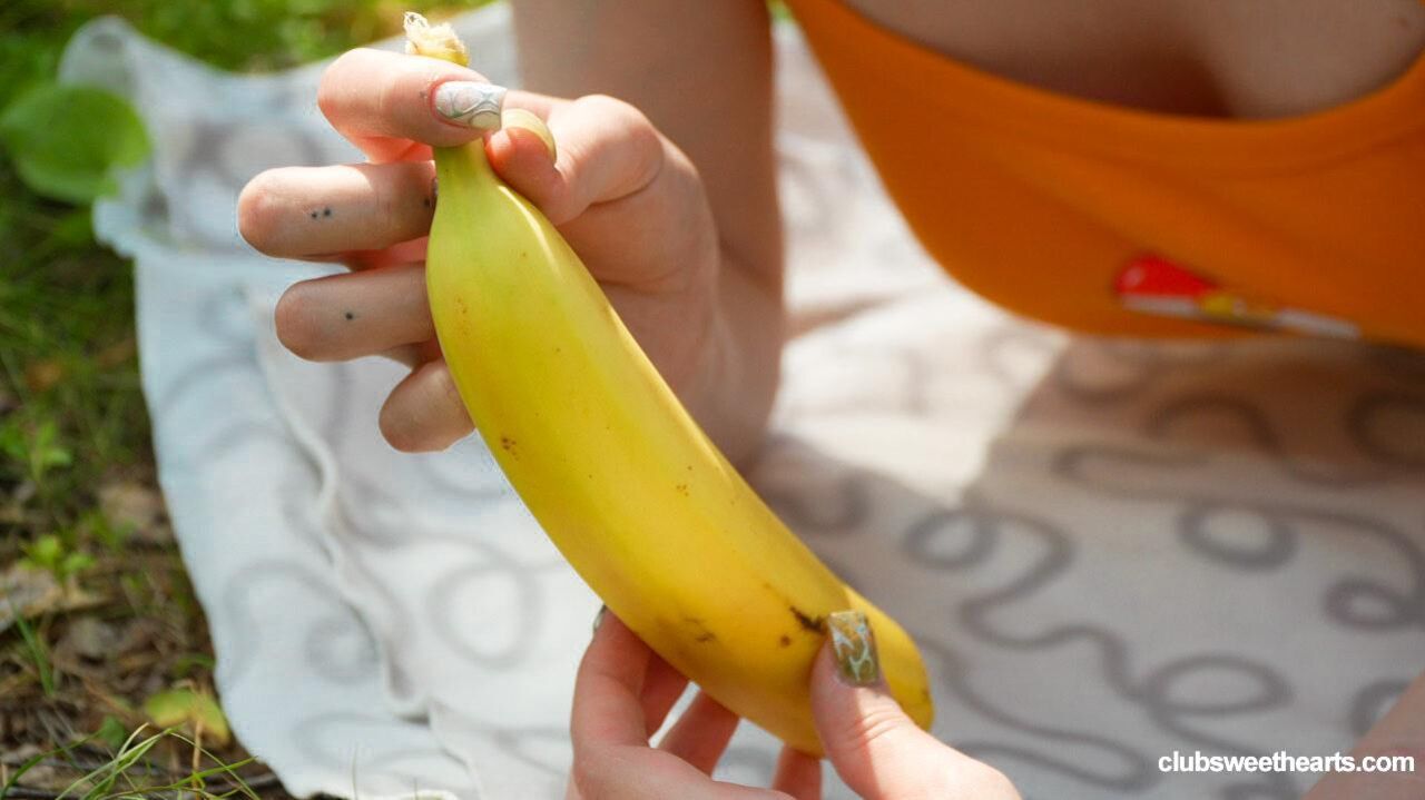 Banana reminds me of cock