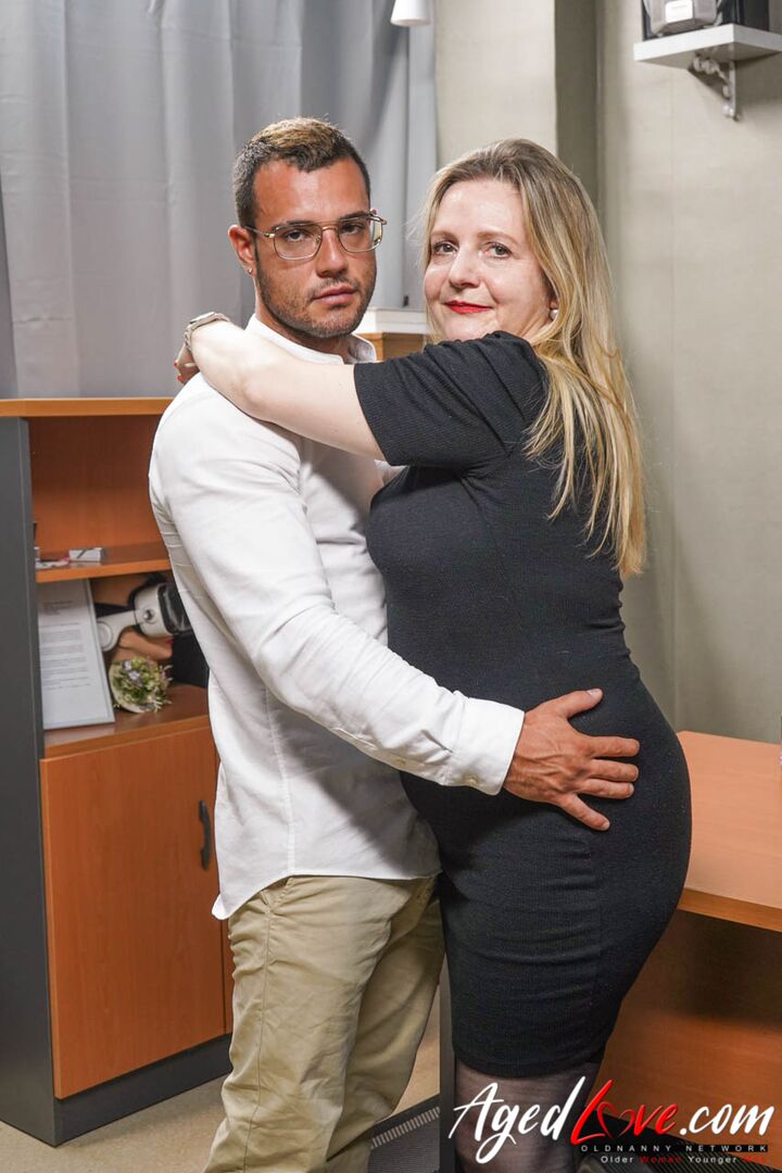 INTENSE SEXUAL INTERCOURSE OF MATURE LADY AND HER HANDY LOVER