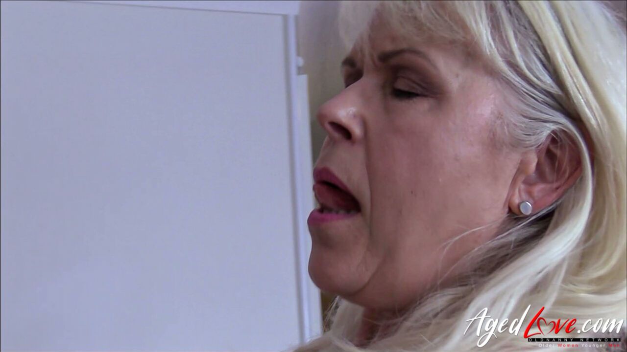 SEXY BLONDE MATURE LADY GOT IT DEEP INSIDE HER PLEASURE HOLE