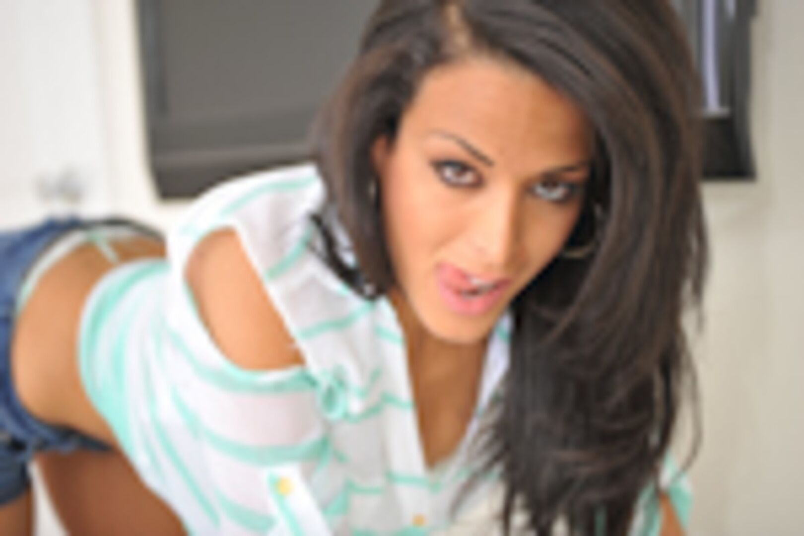 Amateur shoots her first porno and swallows