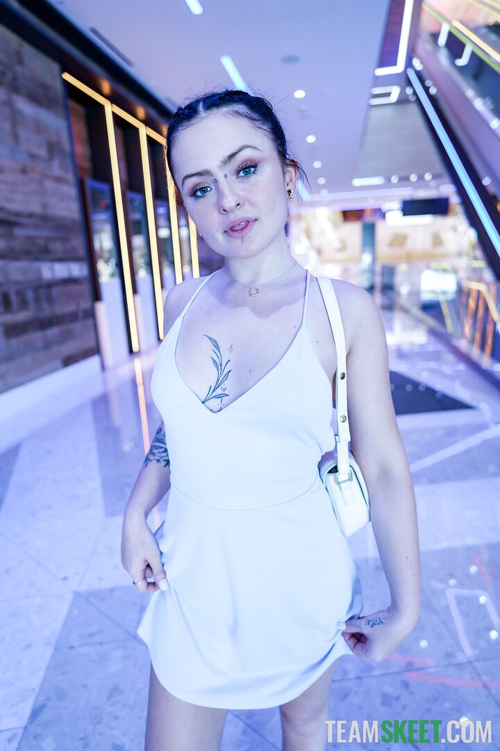Eager Horny Chick Gets the Vegas Exeprience