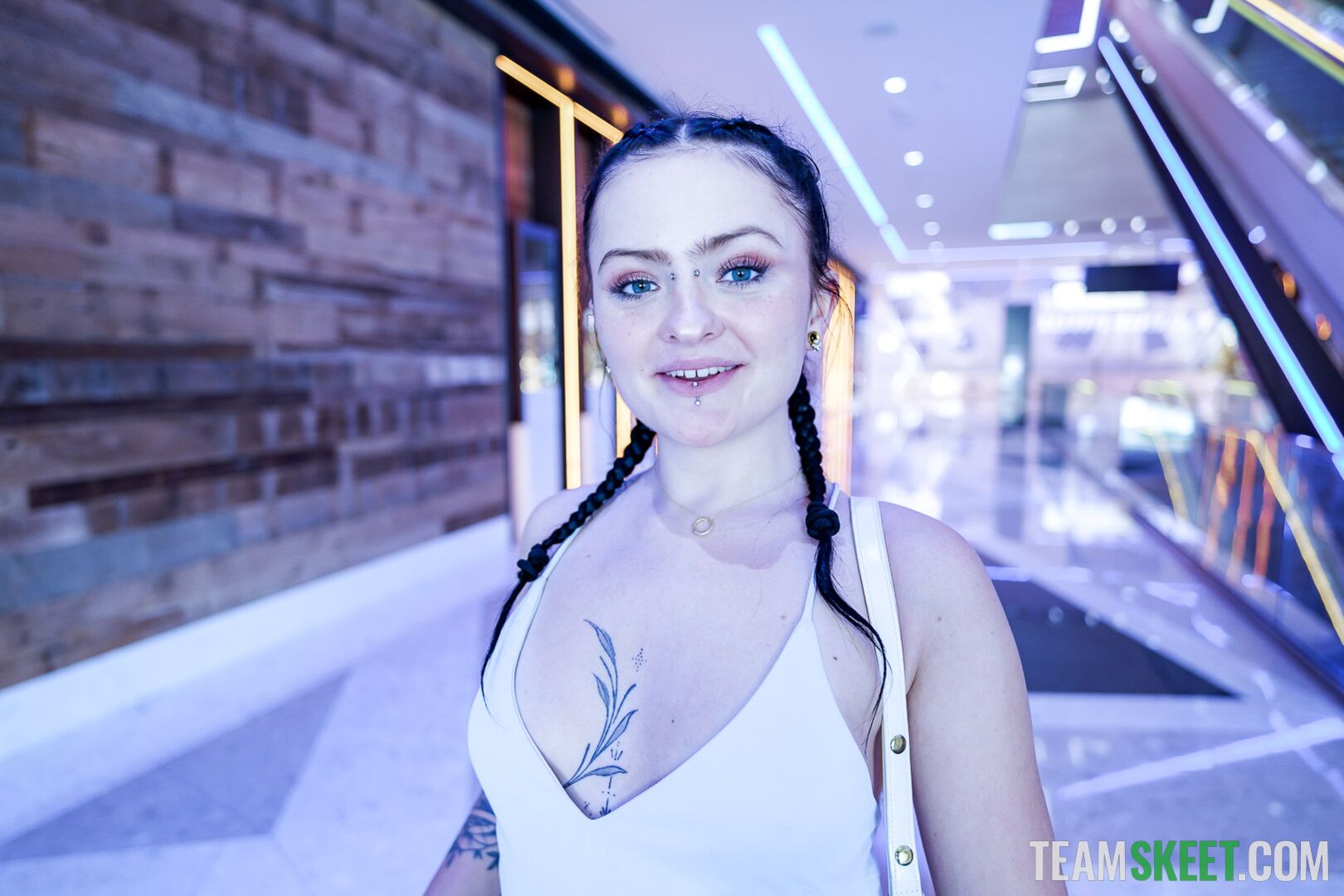 Eager Horny Chick Gets the Vegas Exeprience