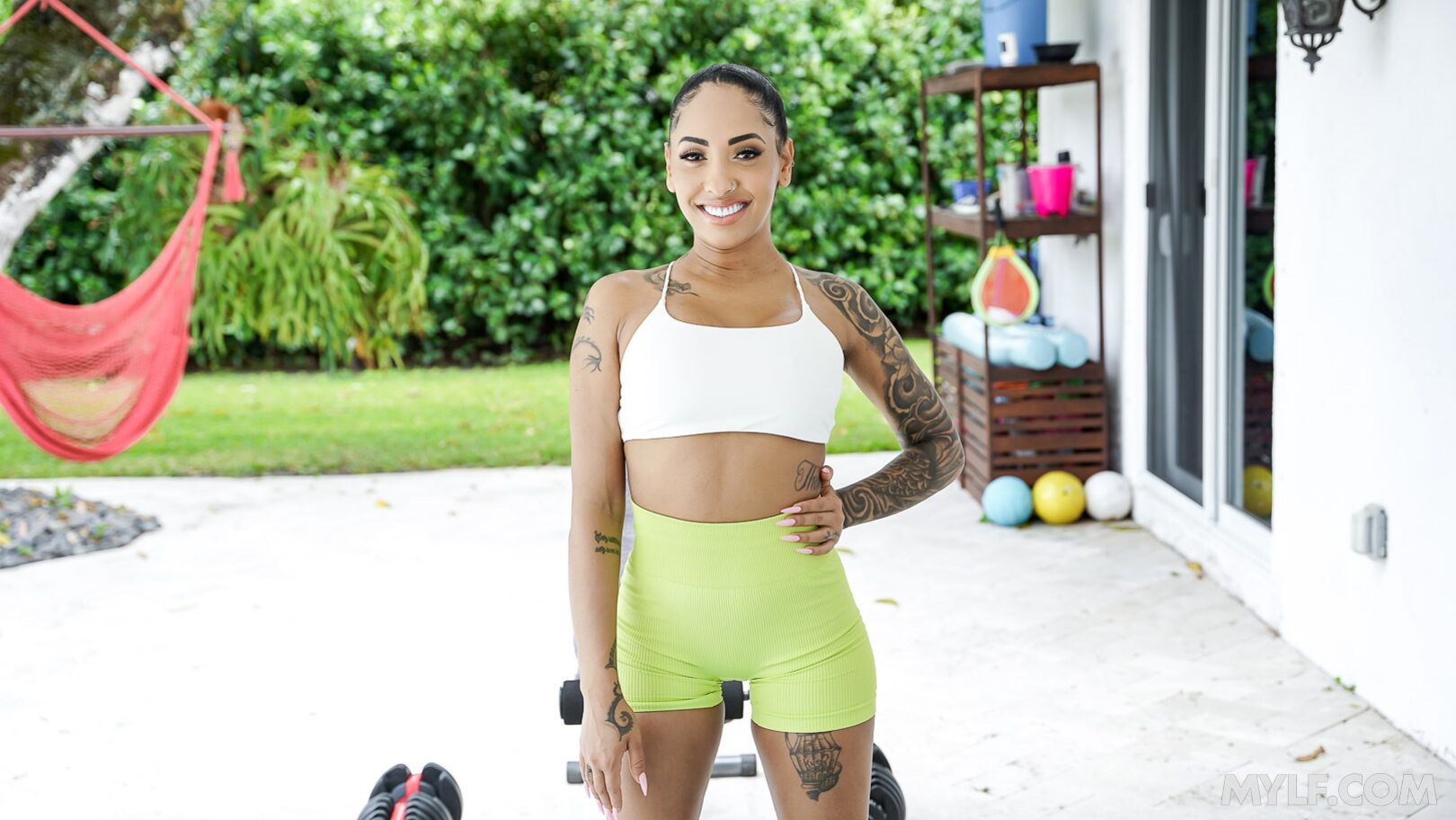 Fit Busty MILF Has the Only Summer Routine You Need photo set - OK.PORN