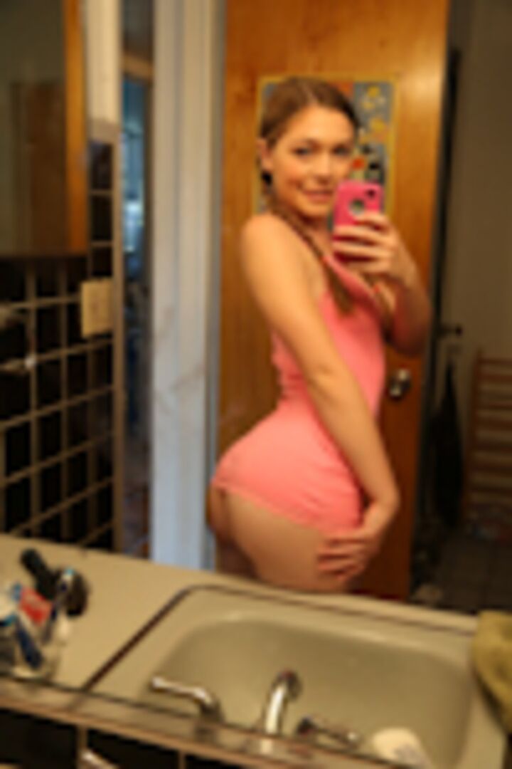 Aurielee has a pretty pussy