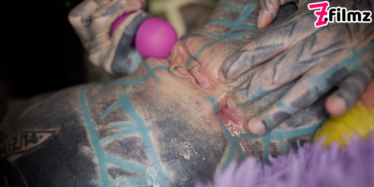 Anuskatzz wants extreme anal insertion to squirt