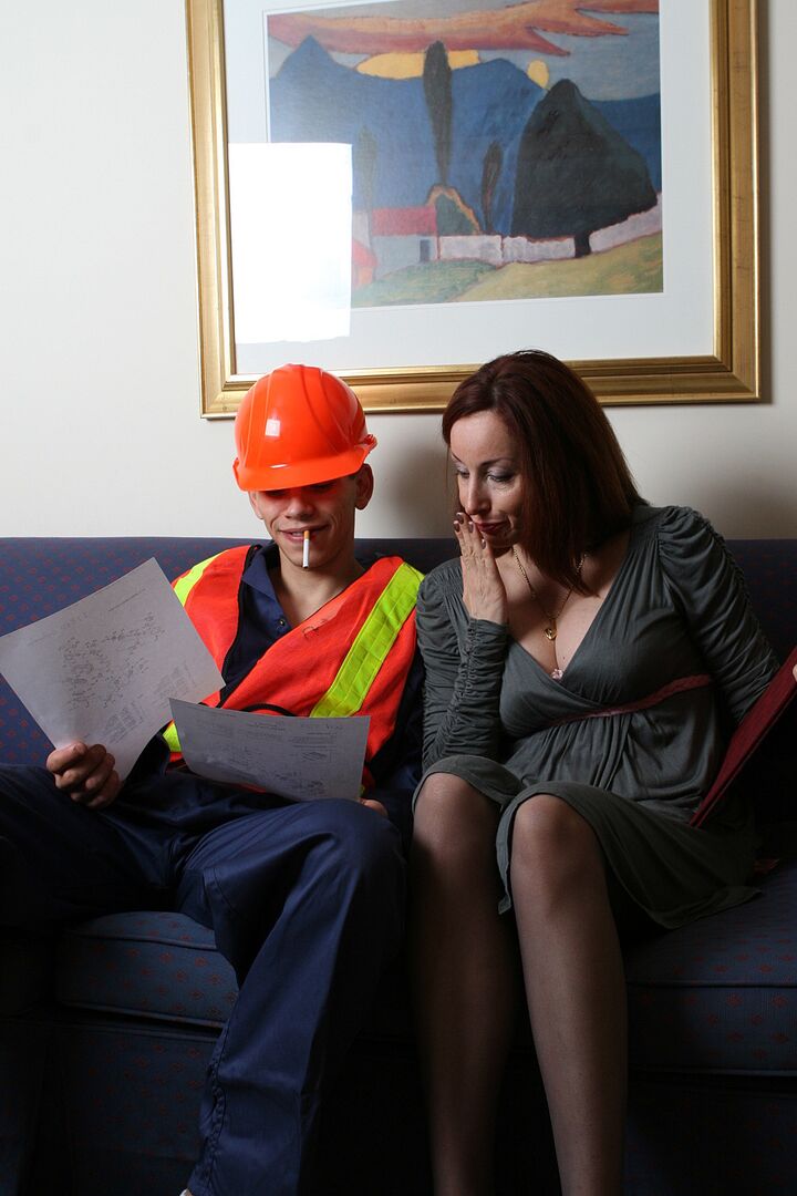 Horny Housewife Fucks Well Endowed Construction Man