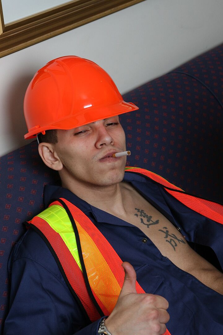 Horny Housewife Fucks Well Endowed Construction Man