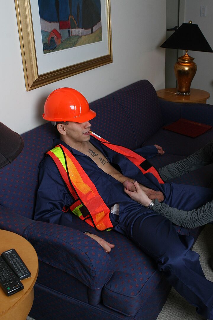 Horny Housewife Fucks Well Endowed Construction Man