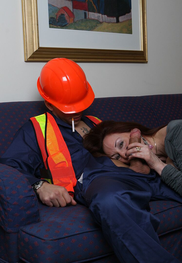 Horny Housewife Fucks Well Endowed Construction Man