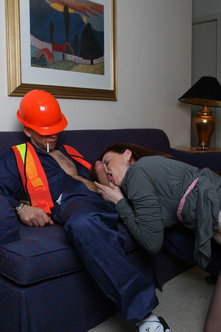 Horny Housewife Fucks Well Endowed Construction Man