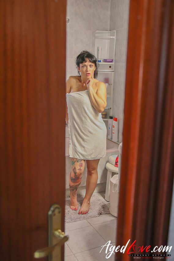 HORNY SPY FUCKS A MATURE WOMAN REALLY HARD