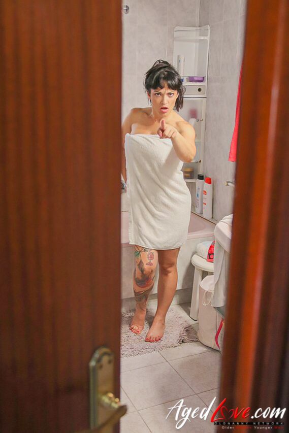 HORNY SPY FUCKS A MATURE WOMAN REALLY HARD