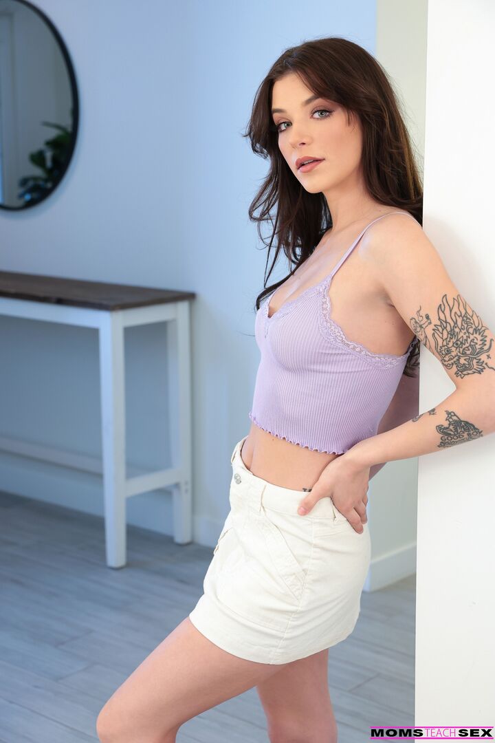 Stepmom Helps My Sex Starved Girlfriend - S22:E4