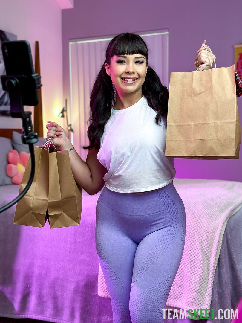 Thick Influencer Accidentally Fucks in Front of Fans