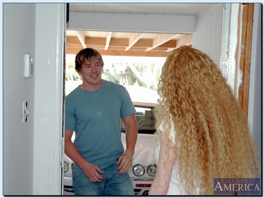 Annie Body fucking in the living room with her tits