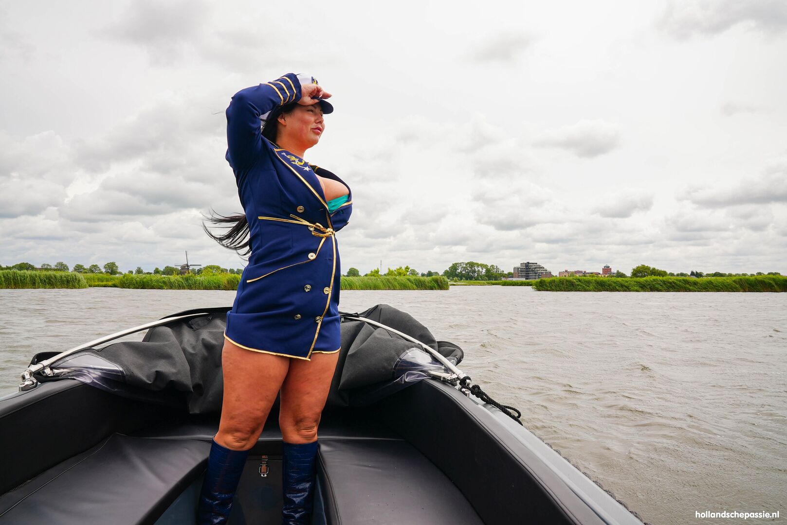 Kapitein Lorena is weer knettergeil