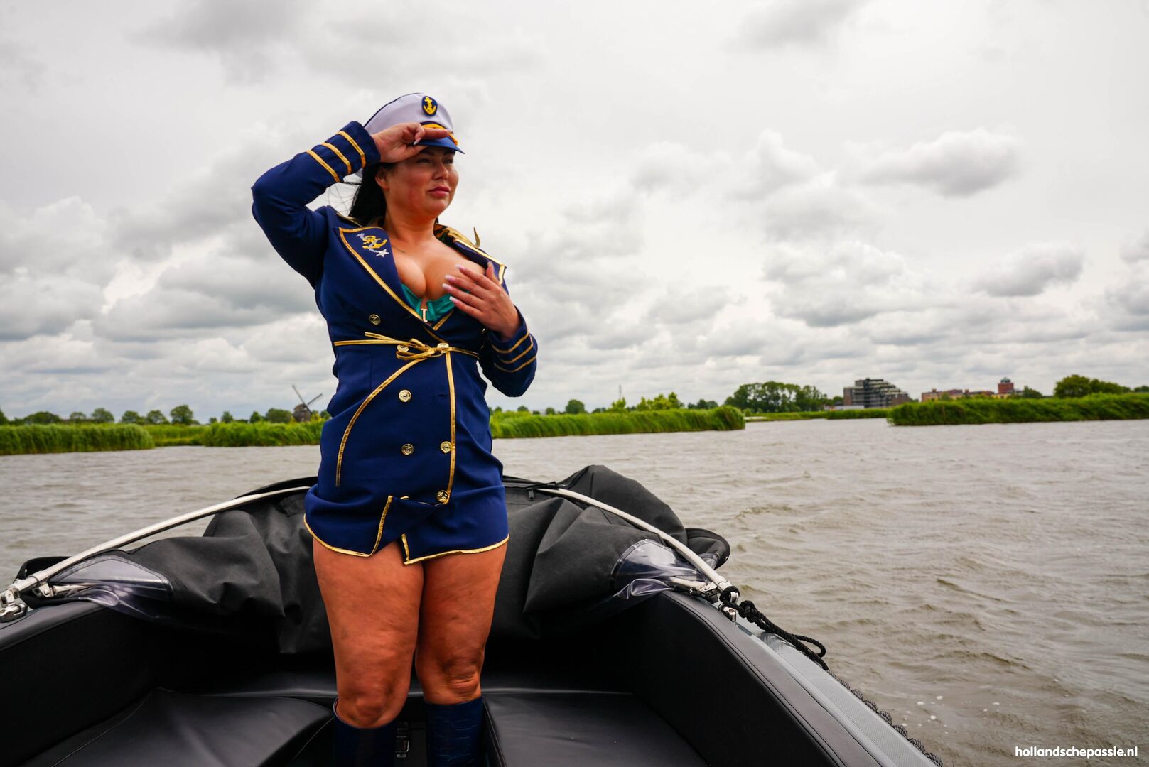 Kapitein Lorena is weer knettergeil