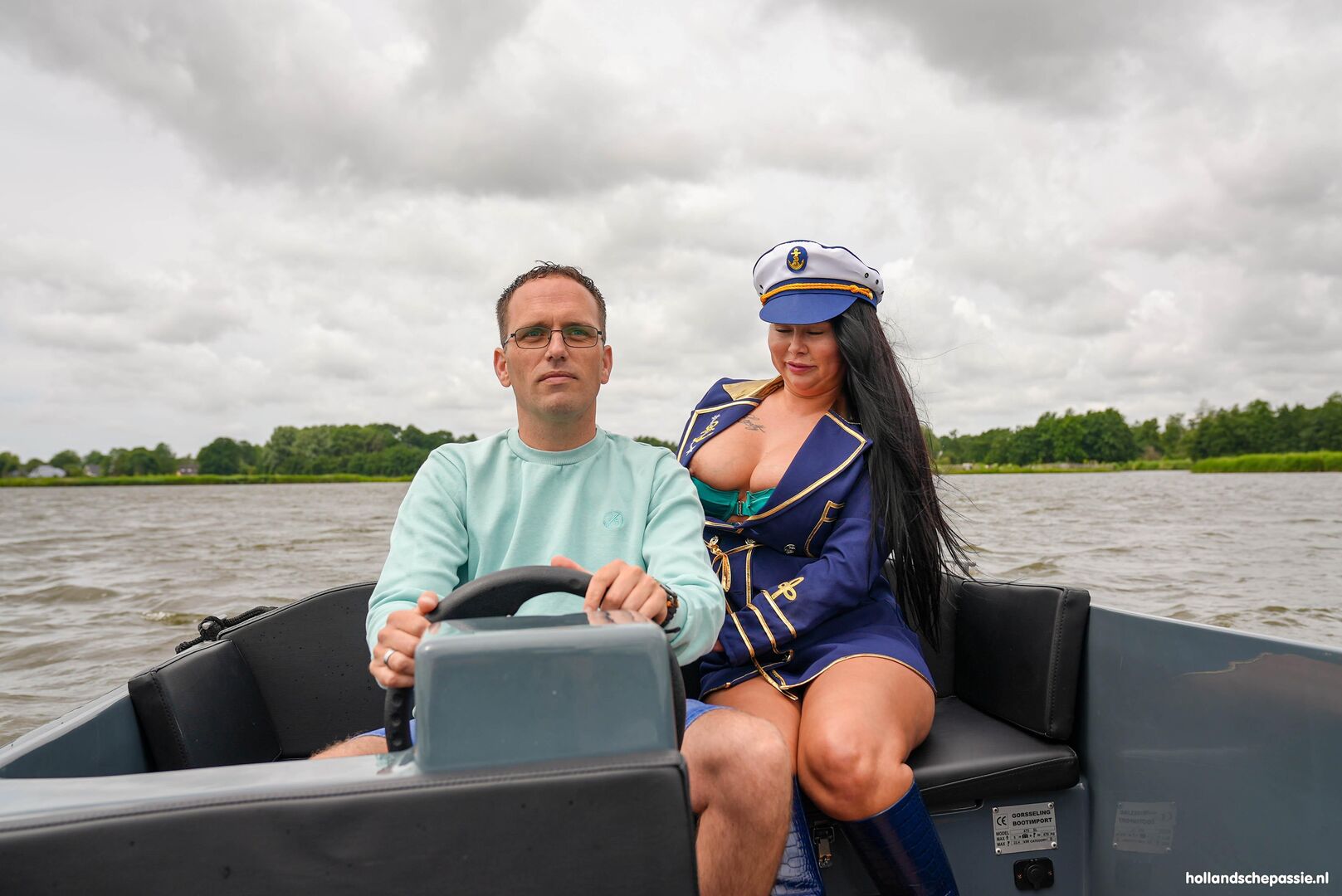 Kapitein Lorena is weer knettergeil