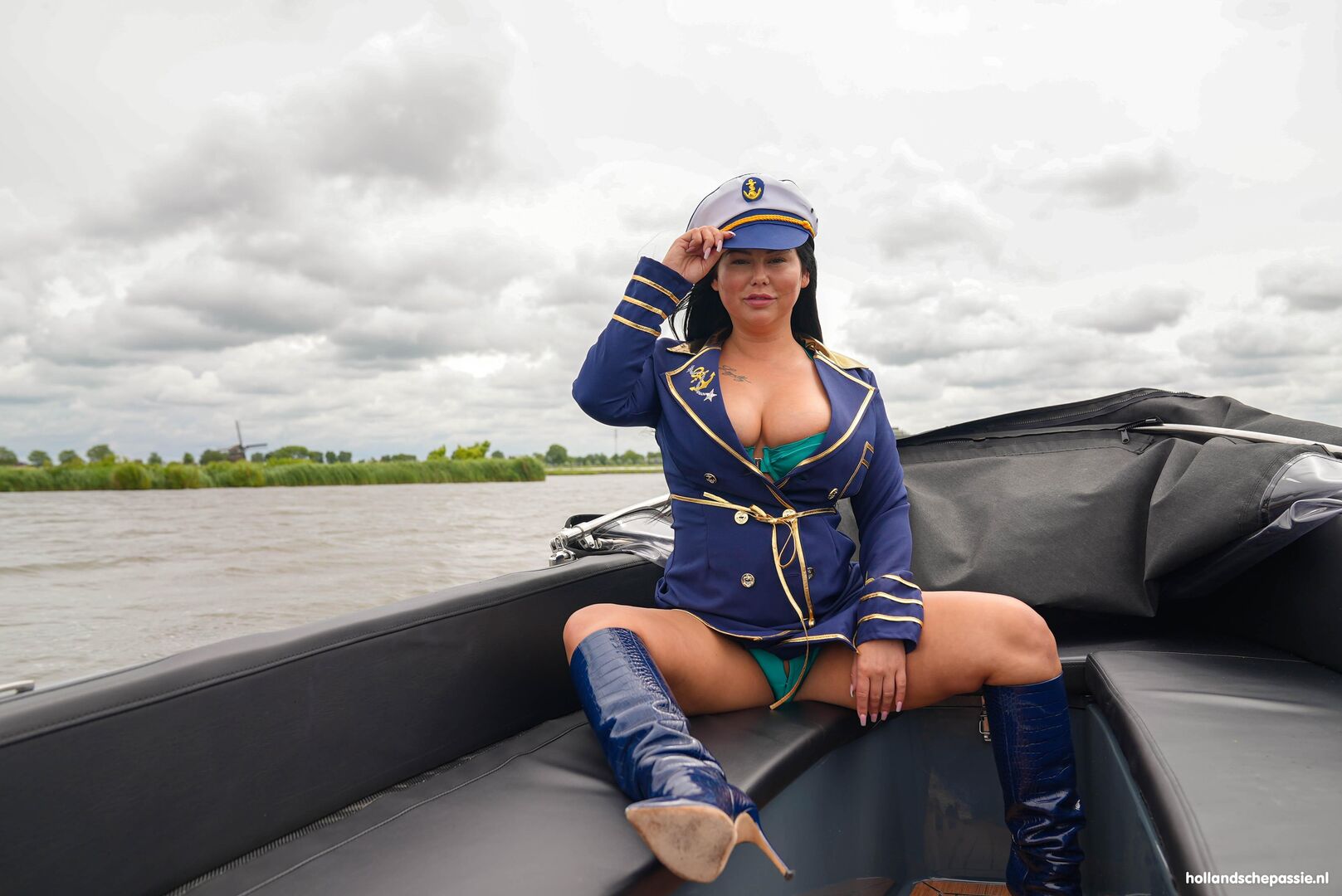 Kapitein Lorena is weer knettergeil