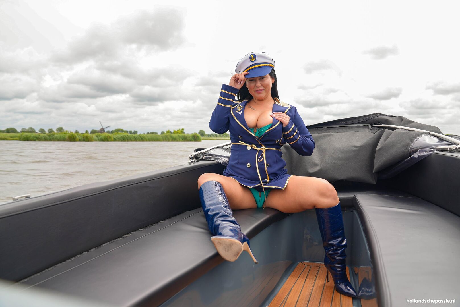 Kapitein Lorena is weer knettergeil