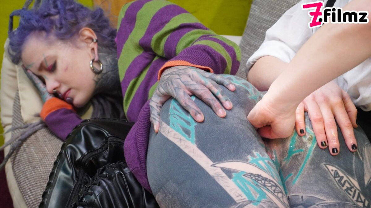 Miss Flora Works Her Fist Inside Anuskatzz Tight Asshole