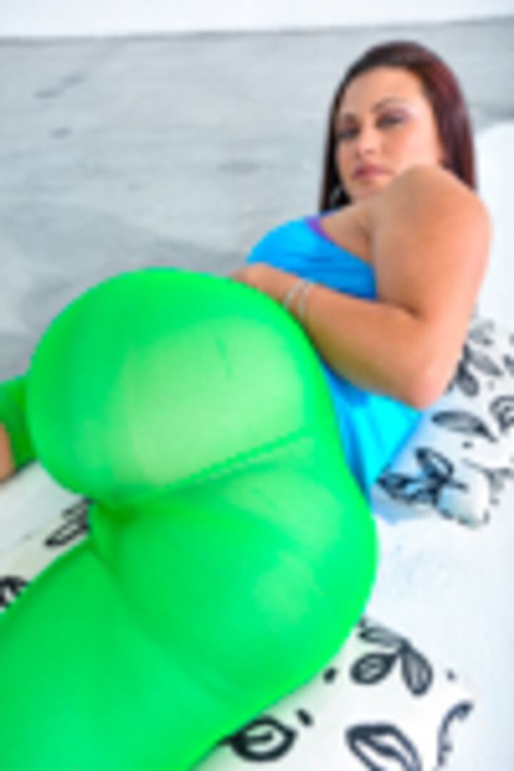 First time girl shooting porn has the biggest most amazing ass ever